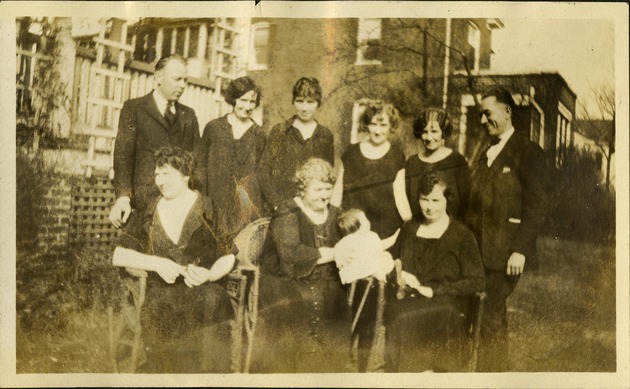 Joe Phillips, Anna, Louise, Helene, Margaret, Aunt Polly, Aunt Bette, Sis,, March 1925