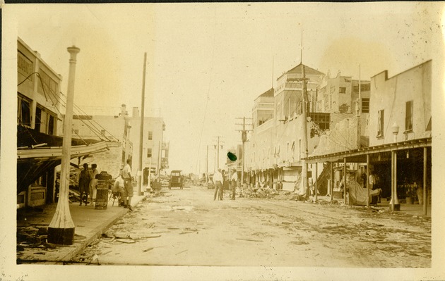 Ocean Drive front of Hardies Casino - Street filled with people