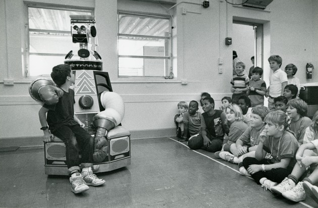 Punchy, the drug-fighting robot, 1990