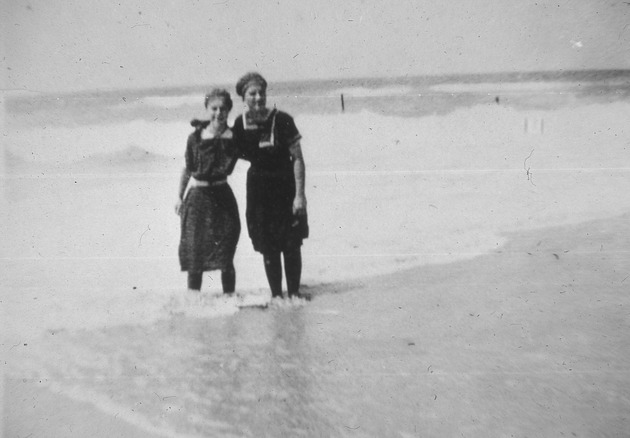 Bathing beauties, 1914