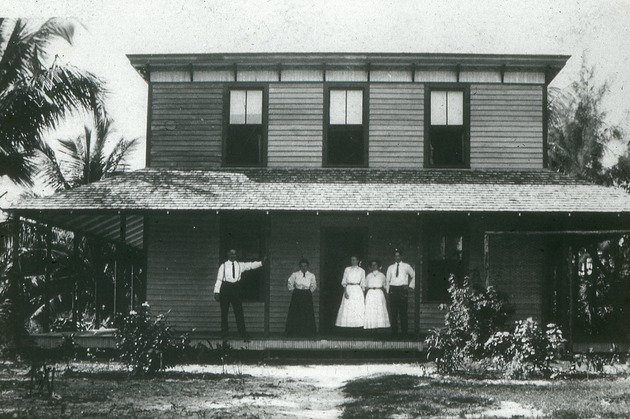 M.B. Lyman family on porch, c. 1915