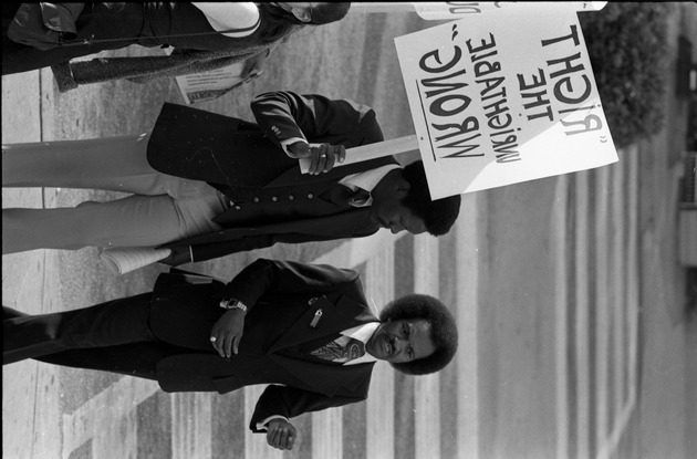 Picketers at Metro Justice Building for McDuffie