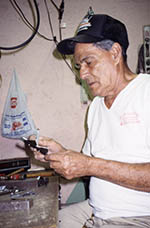 [2000] Juan Gonzalez making herramientas (tools) in his shop