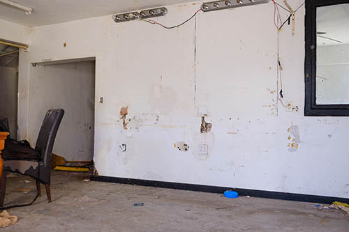 [2022-11-28] Interior Shot of Former Barber Shop on Grand Avenue