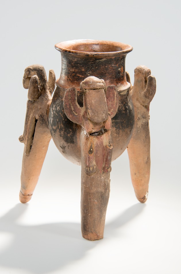 Huetar culture tripod vessel bird effigy - New Page