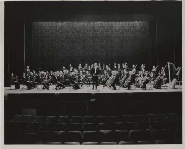Conductor Alberto Bolet standing with the symphony orchestra - FISC000370_Bolet_0027