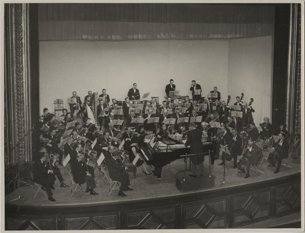 Conductor Alberto Bolet on stage with symphony orchestra - FISC000389_Bolet_0071