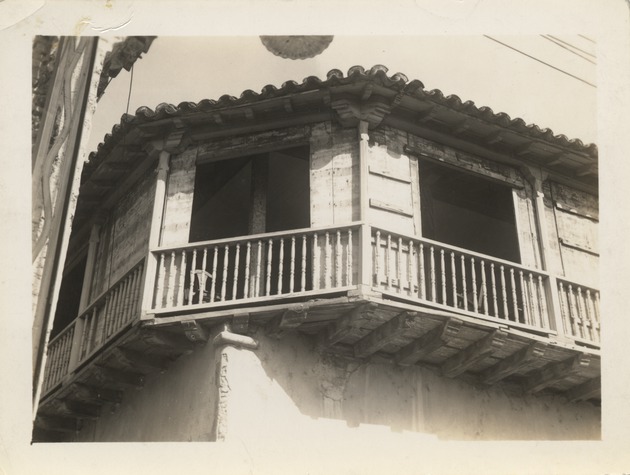 Second floor windows of a building in Santiago de Cuba after 1932 earthquake - Recto
