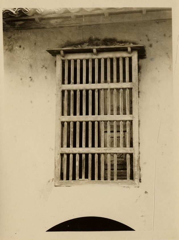 View of a the damage to a window of a building in Santiago de Cuba after 1932 earthquake - Recto