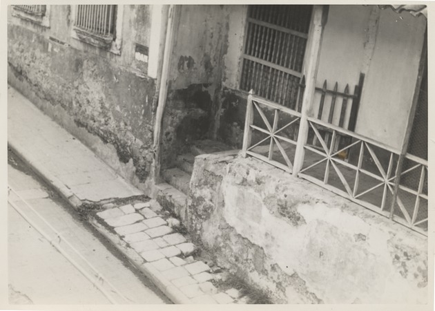 View of Anticalculina Ebrey building in Santiago de Cuba after 1932 earthquake - Recto