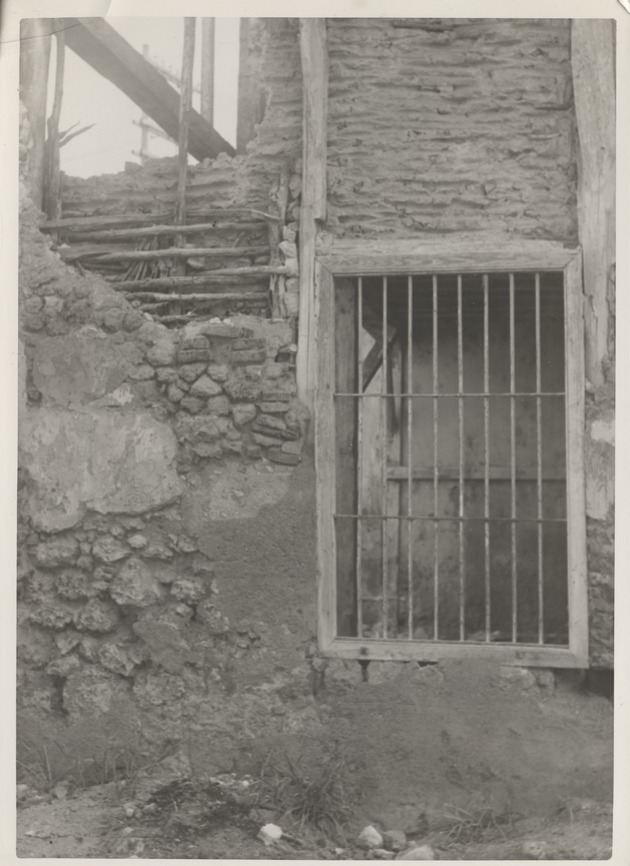 View of a side of the building in Santiago de Cuba, 1932 earthquake - Recto