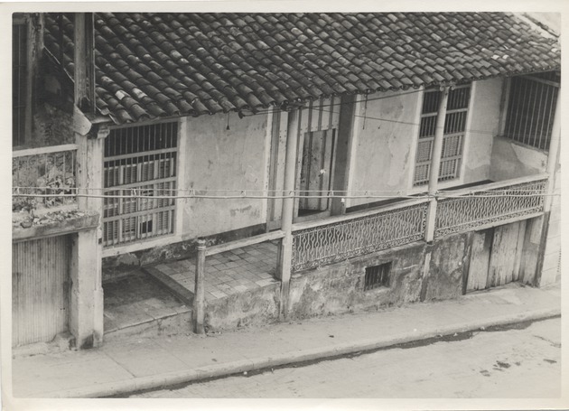 View of a building in Santiago de Cuba after 1932 earthquake - Recto