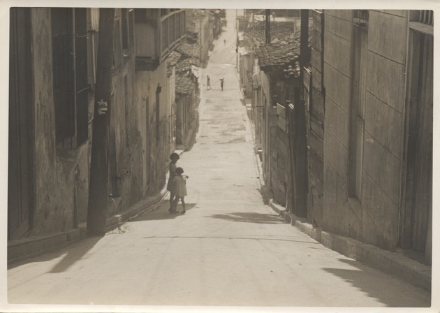 Street scene with people after the 1932 Santiago de Cuba earthquake - Recto