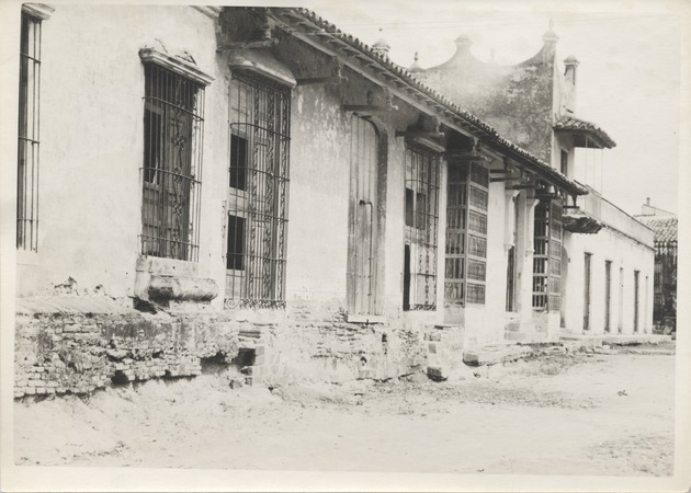 Damage to buildings in Santiago de Cuba after 1932 earthquake - Recto