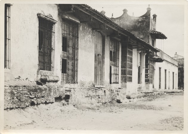 Debris and damage to the exterior of a building in Santiago de Cuba after 1932 earthquake - Recto