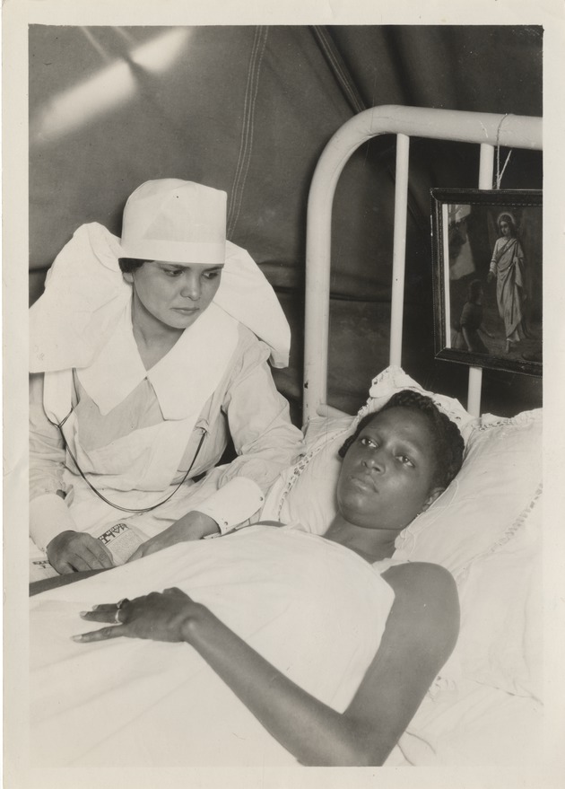 Patient Emma Carvajal rescued from the Hospital ruins by Manuela Carcasses after the 1932 earthquake - Recto
