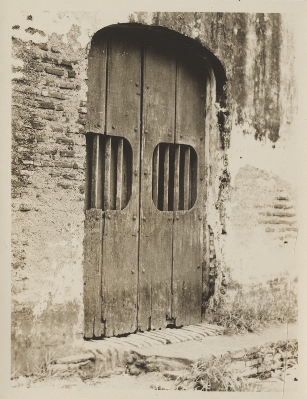 View of a wooden door, Santiago de Cuba - Recto