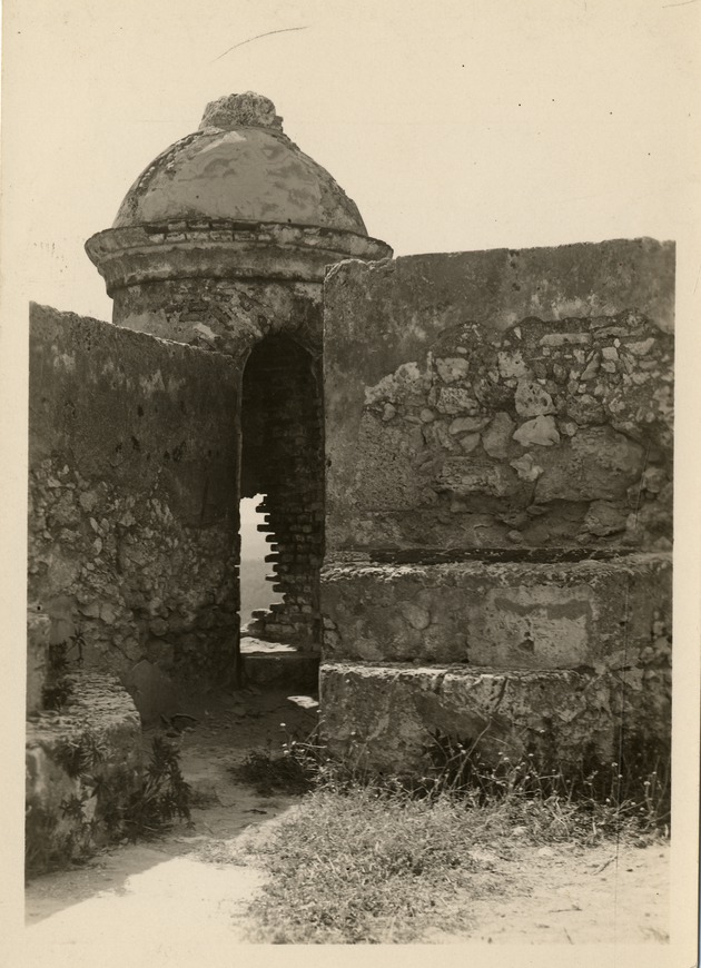 View of a turret from the inside of Castillo del Morro, Santiago de Cuba, Cuba - Recto