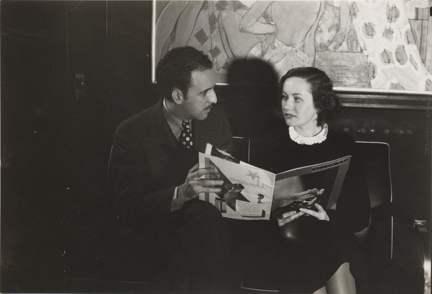 Abril Lamarque (left) and unidentified woman reading Cinegraf magazine - Recto