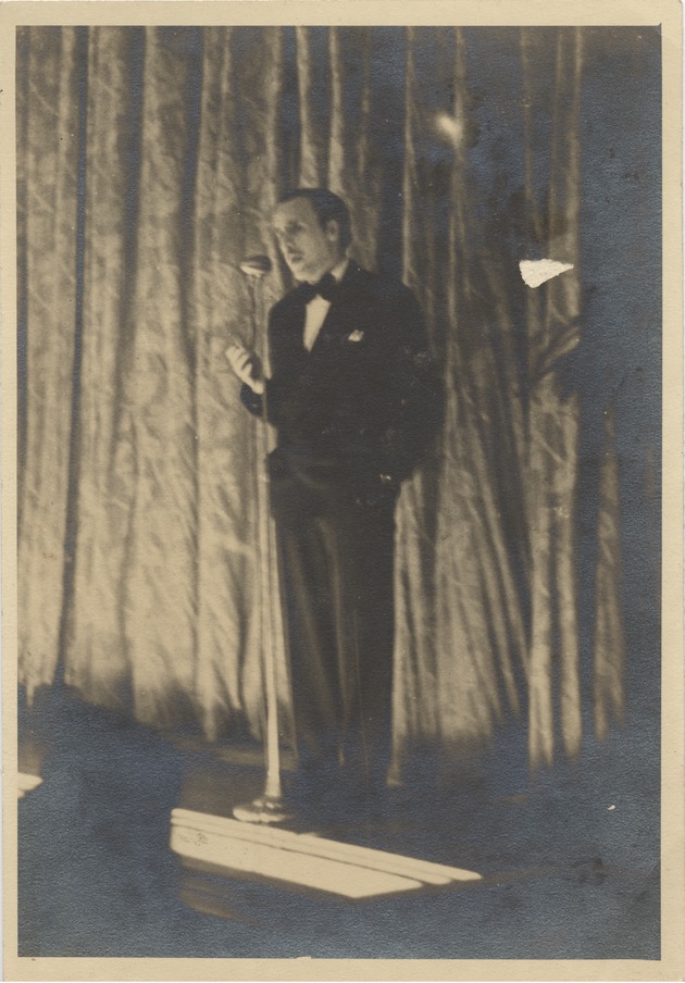 Abril Lamarque standing on stage with a microphone - Recto