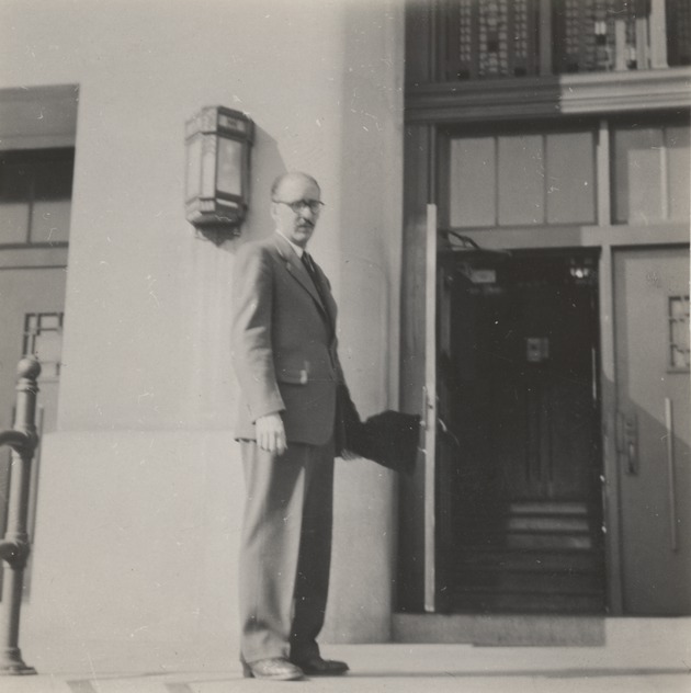 Abril Lamarque standing in front of a door - Recto