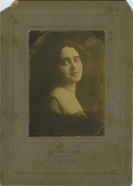 [1915/1925] Portrait of Mana-Zucca mounted on Tarr's Studio frame
