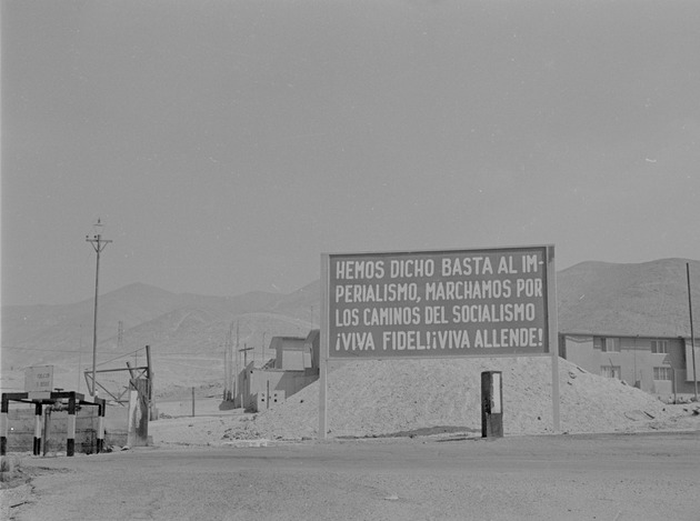 Signs advertising the 1971 Fidel Castro visit to Chile 3