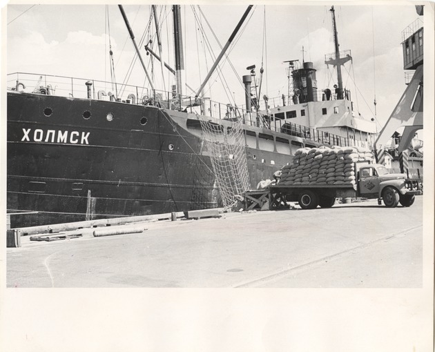Produce being unloaded from a Soviet ship in Havana Harbor - 