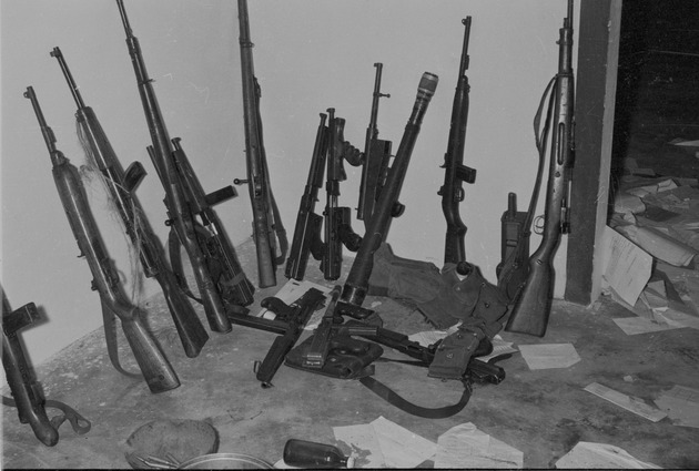 Cuban expeditionaries surrender their guns 1