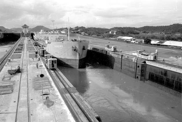 Sigborg going through the Panama Canal locks 4