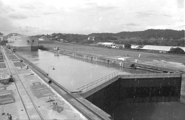 Sigborg going through the Panama Canal locks 7