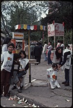 [1982-05-30] A woman and children wearing Se se puede! Aprons