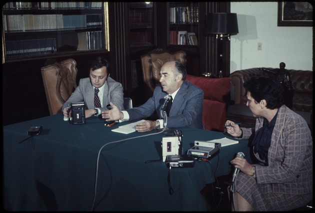 José Guillermo Abel López Portillo y Pacheco with reporters