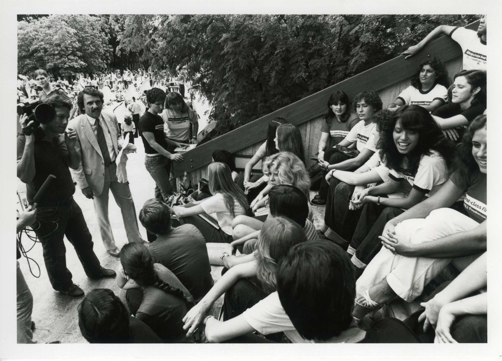 Morry Alter interviews the first freshman class on the steps of Primera Casa - FIU-Archives---First-Freshmen-Class-1981---Morry-Alter-interviews-the-freshmen-002