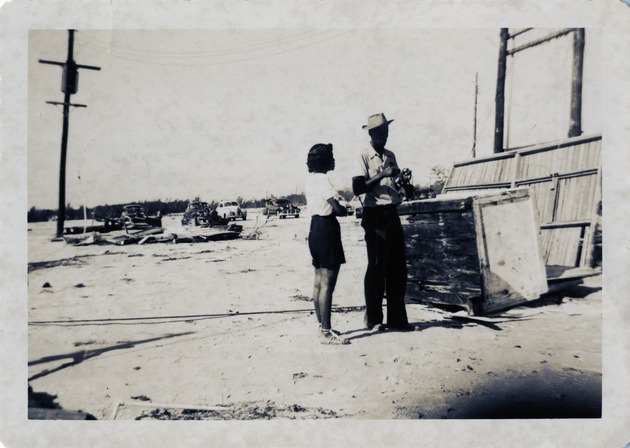 Photographing hurricane damage - Recto