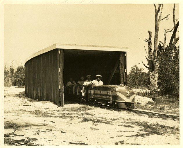 Miniature train and barn - Recto