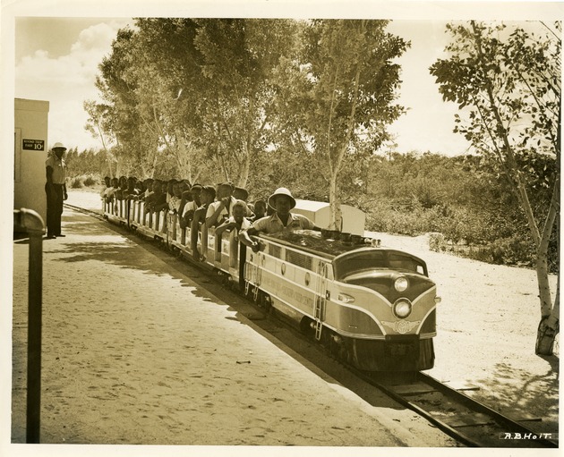 Train and passengers - Recto