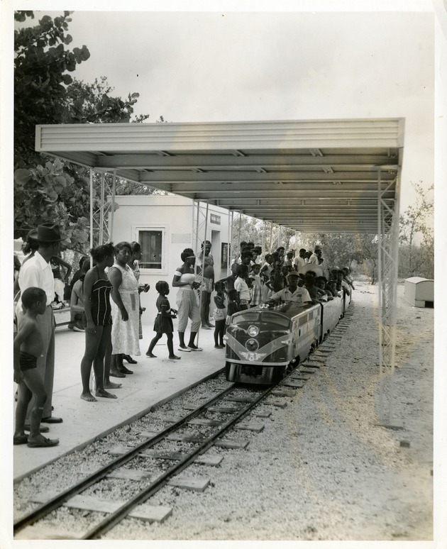Waiting for train - Recto