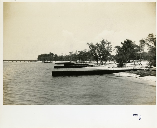 Beach scene - Recto