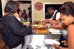 [2010-08-21] People fill plates with food
