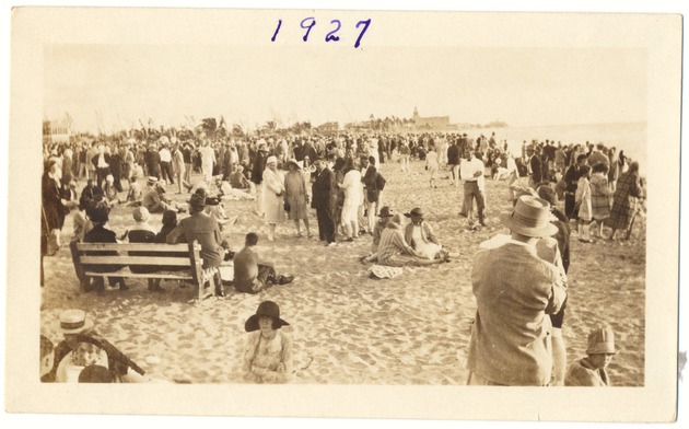 Easter sunrise services, Miami Beach, 1927 - Photograph, recto: [Crowd of people gathered at the beach to celebrate Easter morning, 1927]