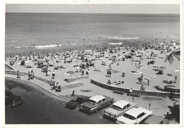 Parking lot and beach at Lummus Park