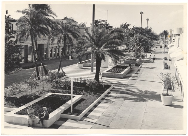 Lincoln Road Mall, 1960 - Photograph recto: [Lincoln Road between Michigan and Lenox].