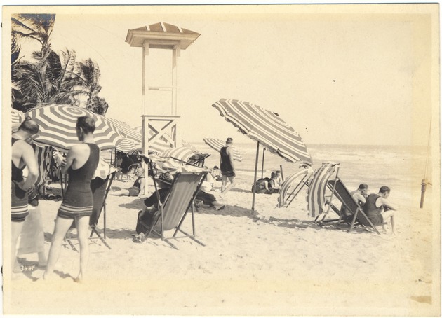 1919 outdoor activity scenes - Photograph, recto: [Beach scene at Twenty-third Street in front of the Roman Pools].