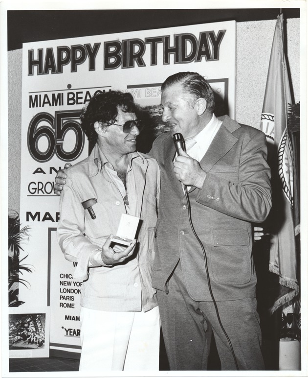 Eddie Fisher receiving key to the City of Miami Beach - Image 1