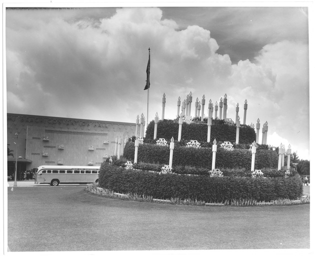 Birthday cake landscaping celebrating the 50th anniversary of Miami Beach - Photograph, recto: [Miami Beach birthday cake].