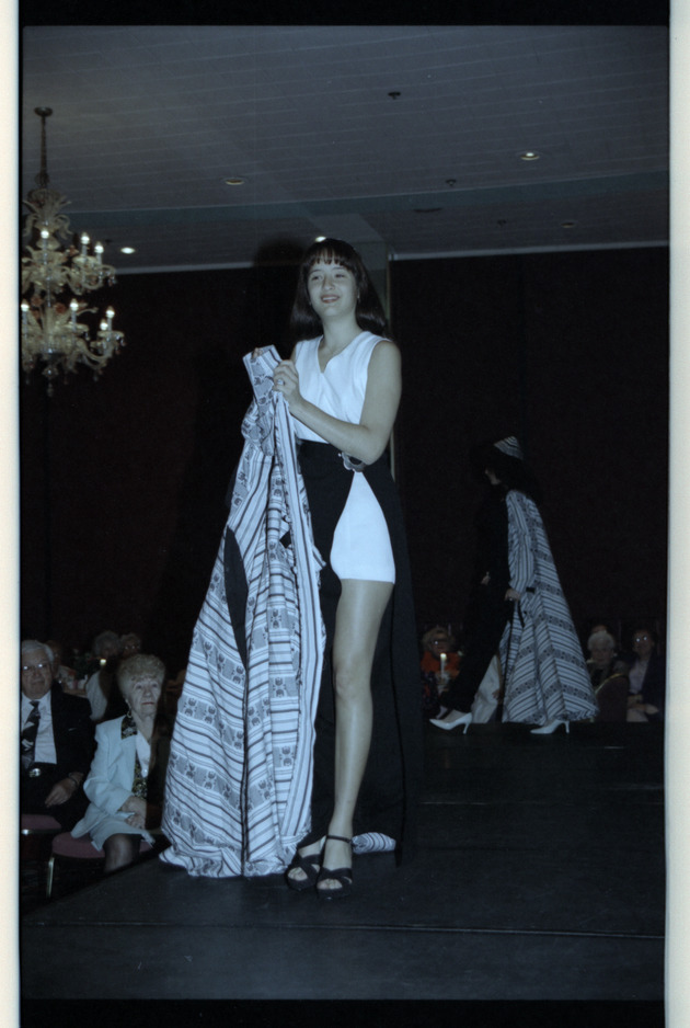 Model walking on runway - Recto Photograph