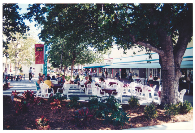People dining outdoors on Lincoln Road