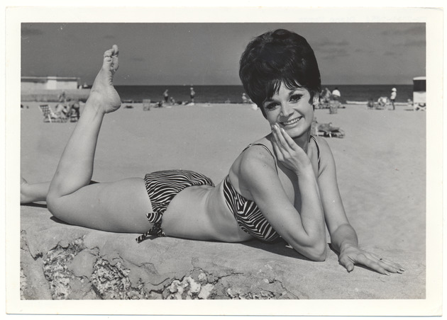 Diane Varga - promotional modeling beach scene - Recto