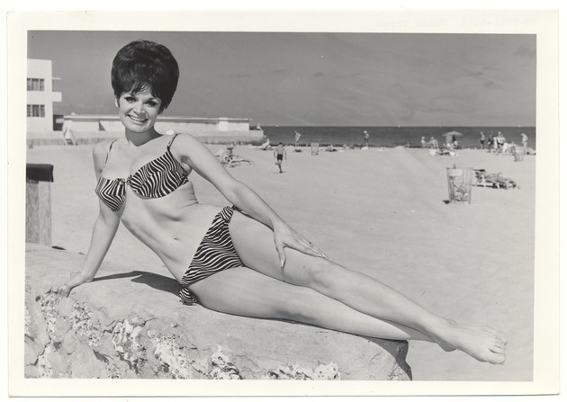 Diane Varga - promotional modeling beach scene - Recto